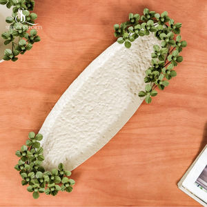 Plateau de service rectangulaire en métal blanc texturé avec de charmants accents floraux verts aux extrémités pour une pièce décorative ravissante - Product Image 1
