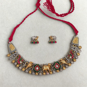 Conjunto de Gargantilla clásica estilo Heritage con joyas con motivos de animales rojos y verdes con piedras - Product Image 2