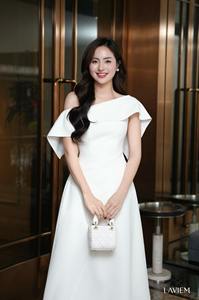 Vestido Esther con hombros descubiertos en corte A en color blanco |   Estilo elegante y femenino |   Diseño con hombros descubiertos |   Moda moderna para mujeres - Product Image 5