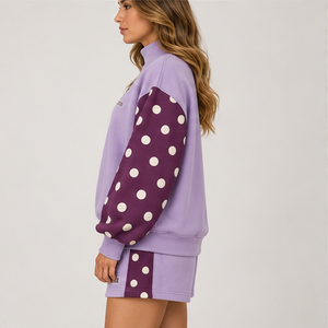 Conjunto de 2 piezas para mujer: Sudadera de cuello alto con hombros caídos y mangas de lunares color lavanda, y pantalones cortos a juego. Venta al por mayor personalizada. - Product Image 4