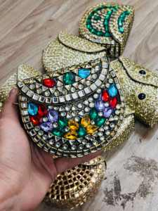 กระเป๋าคลัทช์แบบสะพายไหล่โลหะสุดหรูและมีระดับ เหมาะสำหรับงานแต่งงานและทุกชุด มีให้เลือกหลากหลายสไตล์และขนาด - Product Image 3