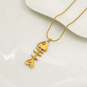 Pendentif squelette de poisson plaqué or, style vintage, bijoux de mode unisexe en laiton - Product Image 2