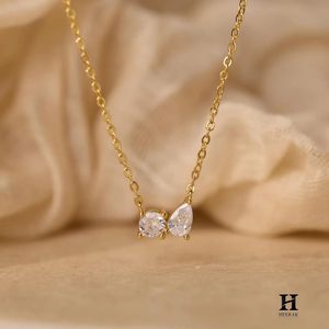Collar con Colgante de Mariposa de Oro y Diamantes, Joyería Delicada con Piedras de Corte Pera y Redondo, Collar Minimalista de Oro de 18K para Mujer - Product Image 1