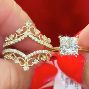 Bague de fiançailles en argent sterling 925 avec moissanite taille princesse et moissanite d'appoint, bijou de joaillerie avec clarté VVS, en vente. - Product Image 4