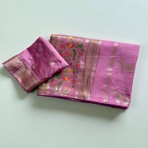 VASTRA COTTAGE Saree de Georgette de Viscosa de Tejido Chinya Puro con Jacquard Zari Dorado y Estampado Meenakari de Pavo Real y Elefante - Product Image 1