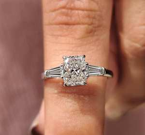 Bague de fiançailles de luxe en diamant taille radiant à trois pierres avec diamants latéraux baguette effilés, design élégant de bijoux fins pour mariée - Product Image 6