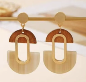 Pendientes colgantes de madera y resina hechos a mano, diseño floral con concha de perla y acentos de ratán para mujer, gran oferta - Product Image 3