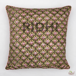 Funda de Almohada Decorativa Ridhi Hecha a Mano con Estampado Floral Verde y Rosa, 100% Algodón, con Ribete Estampado, Reutilizable para Dormitorio, Sofá, Habitación de Invitados - Product Image 1