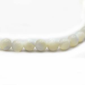 Collier en nacre naturelle, délicat, avec perles blanches et fermoir doré, bijou élégant pour tous les jours, cadeau artisanal pour elle - Product Image 3