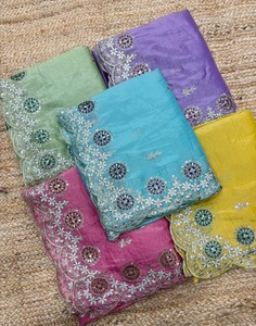 ผ้าไหมพรีเมียม Nagma Sarees รุ่น Gold Crush พร้อมผ้าปัลลู C ปักดิ้นหลายสี และขอบผ้าลายอาร์โคคัท ขายส่งสำหรับงานปาร์ตี้สุดหรู - Product Image 1