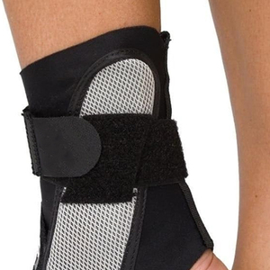Attelles de cheville de qualité supérieure, conçues avec un matériau extensible doux, offrant une compression confortable et une mobilité flexible pour la sécurité sportive. - Product Image 4