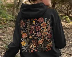 Combina una parte frontal oscura y minimalista con un estilo artístico botánico vintage en la parte posterior para un look urbano sofisticado. - Product Image 2