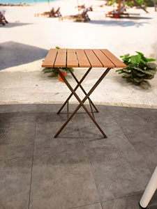 Table de repas pliante d'extérieur moderne et durable en fer brun avec plateau à lattes pour patio, café, cour - Product Image 3
