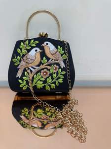 Bolso de Mano Clásico de Terciopelo Bordado con Diseño de Media Luna y Perlas, Elegante Bolso de Noche con Correa de Cadena - Product Image 3