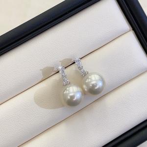 เหวินฉี ต่างหูคริสตัลดีไซน์เรียบง่ายทันสมัย ต่างหูมุกธรรมชาติ แบบห่วง ผิวเรียบด้าน รุ่น 15151 สีขาวออสเตรเลีย - Product Image 4