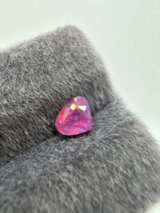 Saphir rose naturel taille cœur/poire 1,33 ct 5,5x6,5x4 mm, pierre précieuse calibrée à facettes de Ceylan pour la fabrication de bijoux, avec jeu de couleurs - Product Image 1