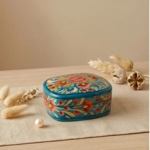 Boîte à souvenirs ronde en turquoise de qualité supérieure avec médaillon central en forme de rose et feuillage doré, illustrant les styles cachemiriens des Indiens - Product Image 1