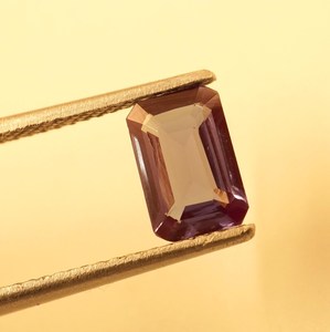พลอยอเล็กซานไดรต์ธรรมชาติ 0.90 กะรัต ทรงคุชชั่น เปลี่ยนสีได้ HAYAAT GEMS สำหรับทำเครื่องประดับ - Product Image 6