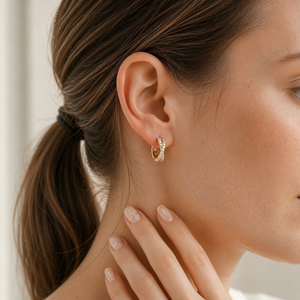 Pendientes de Aro con Diamantes Redondos Trenzados, Elegantes Aros Huggie de Oro Amarillo de 14K para Mujer, Pendientes de Diseño Atemporal - Product Image 5