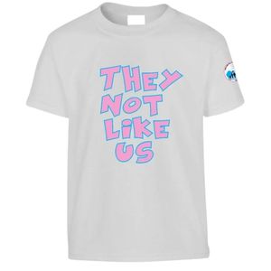 เสื้อยืดแขนสั้นลายกราฟิกสีเทาอ่อนสำหรับวัยรุ่น ลายพิมพ์ตัวอักษรสีชมพูเข้ม "They Not Like Us" คอกลม สวมใส่สบายๆ สำหรับวัยรุ่น ใส่ได้ทุกวัน - Product Image 1