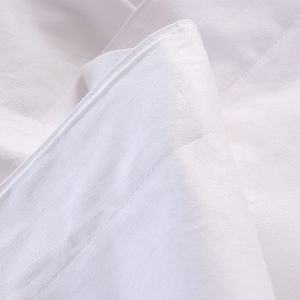 Set Biancheria da Letto Bianca in Cotone per Hotel: Pantofole, Accappatoi, Asciugamani, Tappeti da Bagno, Copripiumini e Inserti per Piumini - Product Image 3