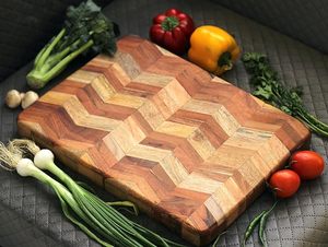 Tabla de cortar y picar de madera de mango y acacia con patrón 3D, estilo bloque de carnicero, reversible, con acabado de aceite mineral de grado alimenticio. - Product Image 4