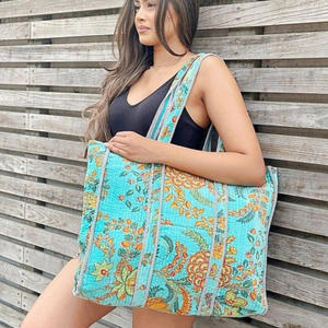 Sac fourre-tout matelassé en coton pour femme, grand sac de voyage et de shopping, imprimé floral patchwork pastel, vente en gros - Product Image 6
