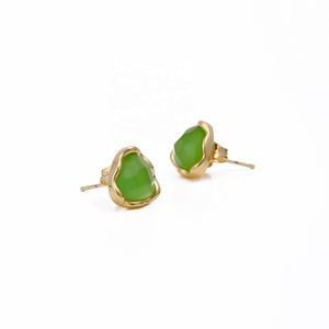 Pendientes de tuerca facetados chapados en oro con triángulo de Calcedonia Prehnita para mujer, moda de moda hecha a mano, latón hecho principalmente al por mayor - Product Image 4