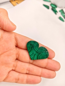 En gros, pierre précieuse naturelle de malachite verte, paire de cabochons à taille rose et ovale, pierre brute, cristal de guérison avec jeu de couleurs - Product Image 4