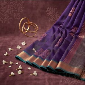 Sari en soie satinée violette avec motifs floraux et bordure verte - Product Image 6