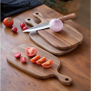 Planche à découper en bois de noyer personnalisée avec poignée, compatible lave-vaisselle, écologique, pour la cuisine et la charcuterie - Product Image 1