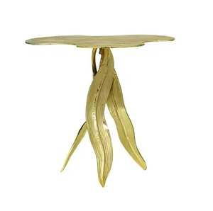 Table d'appoint et d'angle en aluminium doré avec finition plume pour la décoration de salons et villas - Product Image 1
