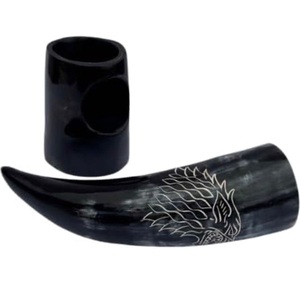 Jarra Vikinga para Beber con Soporte, Diseño de Lobo Grabado a Mano, Taza de Cuerno de Búfalo Natural - Product Image 1