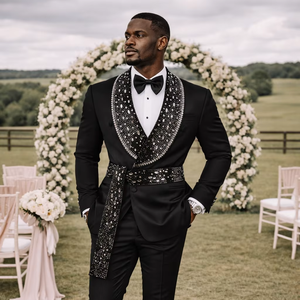 Chaqueta de esmoquin negra para hombre con pedrería y cinturón – Blazer de diseñador con solapa tipo chal para bodas y actuaciones - Product Image 1