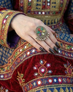 Anillo de Plata Afgano de Inspiración Antigua con Diseños de Medallón Solarrizado, Borde de Cuentas de Alta Calidad y Estilo Tradicional - Product Image 2