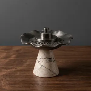 Élégant brûleur d'encens en étain sur socle en résine veinée, avec un rebord ondulé en forme de lotus et un détail d'insertion en maille. - Product Image 1