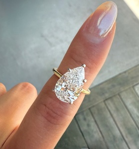 Anillo de Diamante Cultivado en Laboratorio con Corte Pera de 4 Quilates, Anillo de Compromiso con Halo Oculto de Oro de 14k, Certificado IGI - Product Image 1