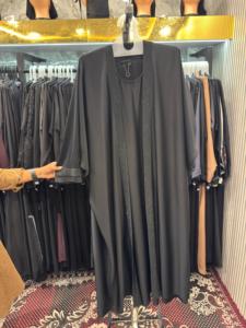 Abaya noire de Dubaï à manches longues, longueur ras du sol, magnifique abaya de Dubaï pour femmes, travail manuel, tenue islamique traditionnelle. - Product Image 1