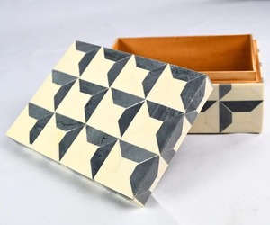 Caja de Almacenamiento de Resina Ecológica con Incrustaciones Sofisticadas de Resina Ósea, Diseño Artesanal con Tema de Amor, Patrón de Joyería para el Hogar - Product Image 1