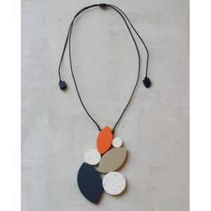 Collier pour femme fait à la main avec de la résine durable et des perles en bois, bijoux écologiques - Product Image 6