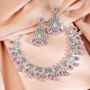 Conjunto de Joyería Étnica Chapada en Oro con Diseño Floral y Engaste de Garras: Collar, Pendientes, Anillo y Tocado para Mujer, Moda Nupcial - Product Image 1