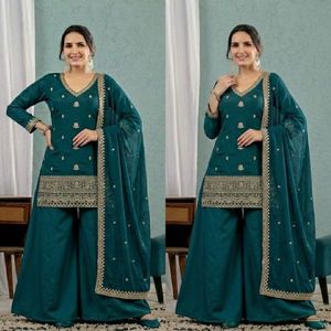 Top de seda romana pesada de diseñador con bordado, con Sharara Palazzo y Dupatta de Mal Chanderi |   Vestido de Fiesta con Lentejuelas de 3mm para Bodas - Product Image 2