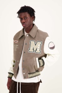 Chaqueta de Béisbol Varsity Personalizada OEM para Hombre, con Cuello Mao, Bordado, de Poliéster/Algodón, para Invierno, con Botones Frontales de Osito de Peluche - Product Image 3
