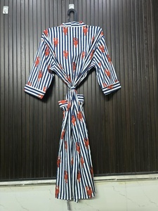 เสื้อคลุมอาบน้ำผ้าฝ้ายยาวสำหรับผู้หญิง สีน้ำเงินเข้ม ลายกุ้งก้ามกราม แขนสามส่วน เสื้อคลุมอาบน้ำลำลอง คอวี ผ้าทอเนื้อนุ่ม - Product Image 3