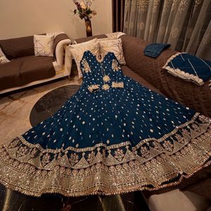 Colección Ssumaira para Eid: Vestido largo maxi de chifón con lentejuelas y bordados elaborados. - Product Image 6