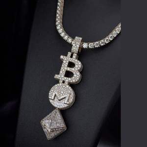 Colgante de Moissanita Personalizado con Letra, Engaste de Garra, Bañado en Rodio, Plata, Joyería Hip Hop, Collar Unisex para Uso Diario - Product Image 1