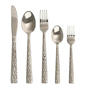 Ensemble de couverts en métal contemporains avec poignées embossées, idéal pour les restaurants et les hôtels - Product Image 1