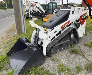 Excavatrice sur chenilles jaune d'occasion fiable de 3 tonnes avec peu d'heures de fonctionnement et cabine entièrement fermée pour l'entretien des infrastructures - Product Image 5
