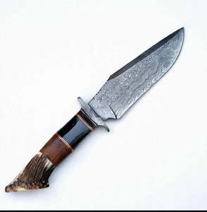 Herramienta de preparación de acero damasco grabado con ácido y patrón contrastante, con perfil de punta de cuchillo y mango de madera oscura y cuerno Antler Crown. - Product Image 6