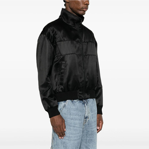 เสื้อแจ็คเก็ตซาตินน้ำหนักเบาสำหรับสุภาพบุรุษ สีดำ แขนยาว ซิปยาว เสื้อแจ็คเก็ตบอมเบอร์ซาตินผู้ชาย พร้อมบริการ OEM - Product Image 3